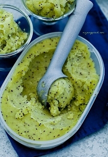 Sorbet z kiwi

Składniki na 1 litr:

1 kg owoców kiwi
1 nieduża cytryna
2/3 (lub mniej) szklanki cukru
pół szklanki wody

Do niedużego garnuszka nalać wody, dodać cukru, wymiesz...