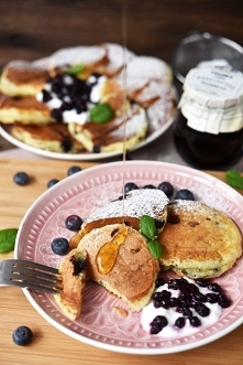 Puszyste placuszki z jagodami