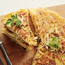 Tortilla hiszpańska czyli omlet z ziemniakami jest świetnym pomysłem na wykorzystanie pozostałych po obiedzie ziemniaków. Jej wersja podstawowa to właśnie ziemniaki, cebula i ja...