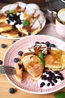 Puszyste placuszki z jagodami