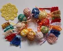 Kolorowe koronkowe koszulki na jajka wykonane na szydełku z bawełnianego kordonka. Zawiązywane wstążeczką na kokardkę, dzięki czemu koszulki można bardzo łatwo zakładać i zdejmo...