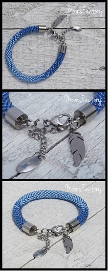 Bransoletka wykona ręcznie na szydełku z wysokiej jakości koralików firmy TOHO. Koraliki w dwóch odcieniach błękitu. Zapięcia wykonane są ze stali szlachetnej, przez co są wyjąt...