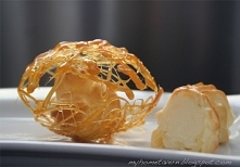 Ptysie z nadzieniem budyniowym w cukrowym koszyczku