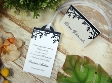 zawieszka i winietka z wycinanym, ozdobnym motywem, nawiązują do zaproszeń Drzewko Szczęścia oraz Spotkanie