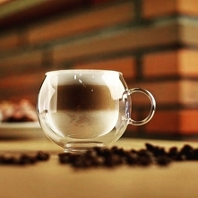 Mówi się, że podczas gotowania najważniejsze są składniki. Ale przecież człowiek najpierw je i pije oczami! :D

Zadbaj więc o swoich gości, serwuj swoje napoje w pieknych szklan...