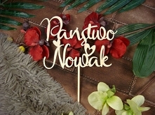 drewniane toppery na tort - na przykład z nazwiskiem nowożeńców - projekt i wykonanie JOT STUDIO