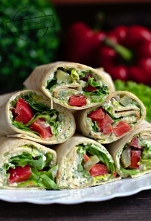 Tortilla z pastą serowo-brokułową i warzywami