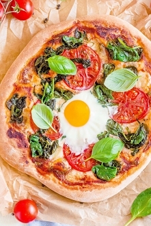 Pizza ze szpinakiem i jajkiem