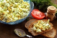 Sałatka z jajkiem, ogórkiem i kukurydzą