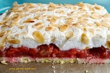 Kruche ciasto orkiszowe z rabarbarem i bezą