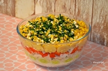 Szybka i prosta sałatka warstwowa na każdą okazję. Idealny zestaw składników, który prezentuje się doskonale!