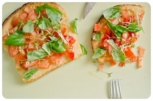 Tosty francuskie z pomidorem, papryką, bazylią i kiełkami lucerny