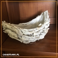 Koszyk wiklinowy pleciony z drewnianych gałązek.