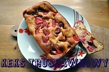 Niskokaloryczy keks truskawkowy.