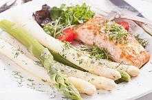 Łosoś w szparagach w śmietanowym sosie