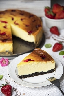 Sernik na kakaowym spodzie z truskawkami