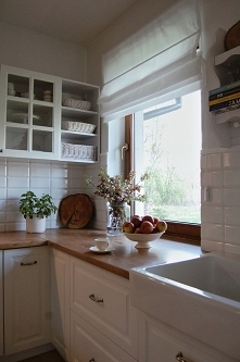 Rolety rzymskie w białym, delikatnym materiale Tradycja 10 udekorowały okna w kuchni Moniki

Foto: between_my_walls
rolety rzymskie: nasze_domowe_pielesze