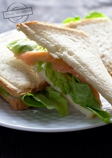 Kanapki z wędzonym łososiem, sałatą i serkiem kanapkowym