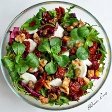 Sałatka z orzechami włoskimi i mozzarellą