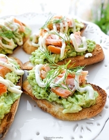 crostini z guacamole, wędzonym łososiem i sosem tatarskim