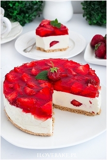 Sernik z truskawkami i białą czekoladą