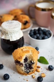 Proste muffinki z jagodami i białą czekoladą