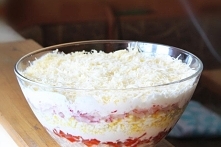 Sałatka warstwowa z jajkiem i rzodkiewką