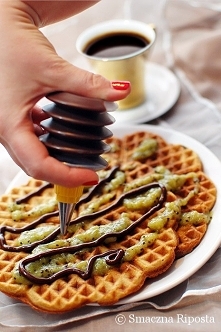 Chrupiące gofry z espresso z puree z kiwi i polewą z czekolady