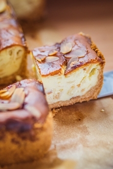 Sernik z białą czekoladą i migdałami