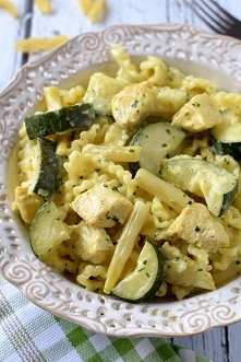 Makaron z cukinią, fasolką szparagową i kurczakiem w sosie curry