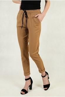 Brązowe spodnie materiałowe z wiązaniem w pasie