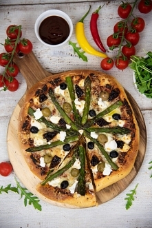 Pizza ze szparagami i kozim serem