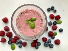 Koktajl jogurtowy z owocami leśnymi to sycace smoothie, które jest idealne na upalne dni. Połaczenie zimnego jogurtu z orzeźwiajacymi owocami doda każdemu energii.