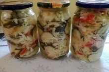 Sałatka warzywna z ogórkami i kapustą