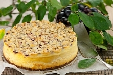 Sernik migdałowo-śliwkowy