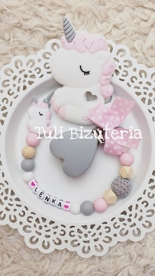 Zawieszka do smoczka z imieniem dziecka by Tuli Biżuteria. Więcej wzorów na Facebooku