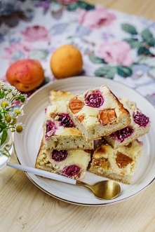 Ucierane ciasto z twarogiem i owocami