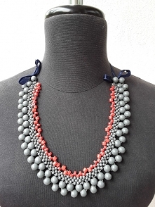 Naszyjnik z koralików 
szare i koralowe 
związywane wstążeczką granatową 15 zł