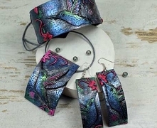 Duży, oryginalny komplet biżuterii z kolekcji KOLIBER, w skład którego wchodzi bransoletka, naszyjnik oraz długie kolczyki.
Biżuteria kolorowa i przyciągająca uwagę, mieniąca wi...