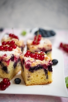 Ciasto jogurtowe z owocami i kruszonką