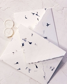 Koperta z papieru czerpanego z bławatkiem