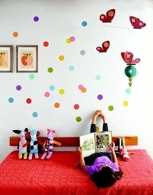 Jak udekorowaliście pokój Waszego dziecka? 
Kolorowe obrazki w drewnianych ramach to świetny pomysł na wykończenie wnętrza :).