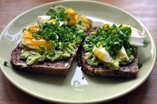 Kanapki z jajkiem sadzonym i guacamole.