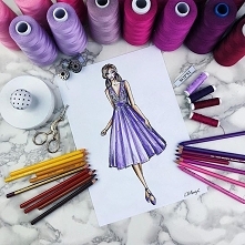 Indywidualny projekt fioletowej sukni z aplikacjami 