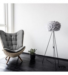 Wygodny fotel i stylowa lampa - udany wieczór gwarantowany