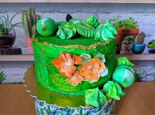 Zielono mi. Tort z bita śmietana, wiśniami kandyzowanym, bezy. tynk milky wey i kwiaty z papieru waflowego