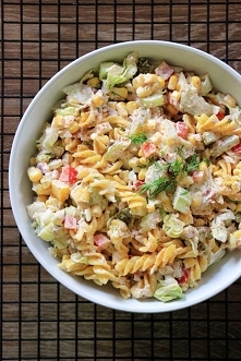 Sałatka makaronowa z tuńczykiem i warzywami