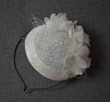 toczek ecru z jedwabiem