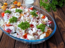 SAŁATKA Z POMIDORAMI I SZPINAKIEM