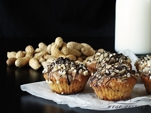 kajmakowe babeczki z orzechami ziemnymi i czekoladą